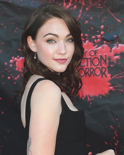 VIOLETT BEANE Nude .